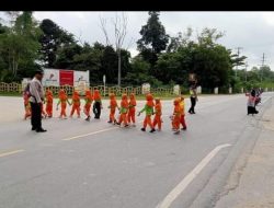 Ruas Minas Rawan Laka Lantas, Anggota Polsek Minas Jaga Jalur Penyebrangan Murid Sekolah